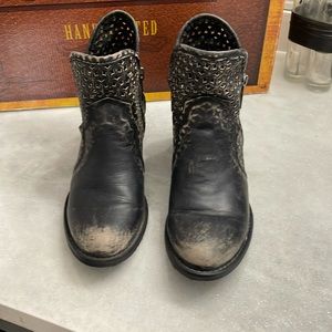 Corral Women’s Cutout short booties